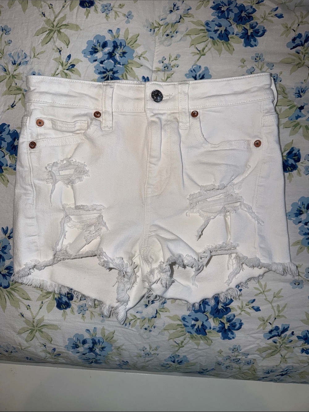 White Distressed Women's Denim Shorts Size 0 American Eagle
